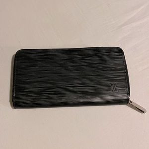 Louis Vuitton Zippy Wallet in Epi Leather